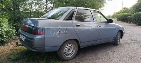 Продам ваз 2110.1.5 8 кл. Машина на ходу, есть моменты по кузову, цена 85 тысяч руб. Торг на бензин.... - фотография