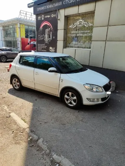 Продам fabia 2 2011 г. В. 1.6 автомат aisin, климат, кузов оцинкован, состояние хорошее. За машиной ... - фотография