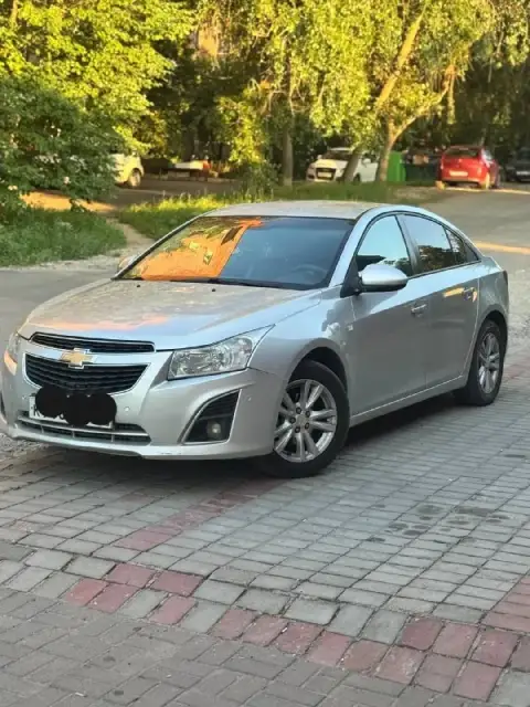 Срочно продам chevrolet cruze 2013 г. В 1.8 в отличном состоянии вложений не требует коробка переклю... - фотография