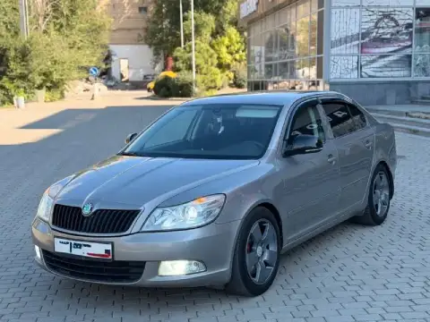 Продам шкода октавия а5 2012год автомат 6ступ мотор 1.8трубо кап ремонт был масло не расходует вообщ... - фотография