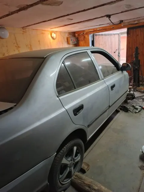 Хюндай акцент 2003 г 1.5 16v. битый в правую перед. сторону. больше половины работ сделано. почти вс... - фотография