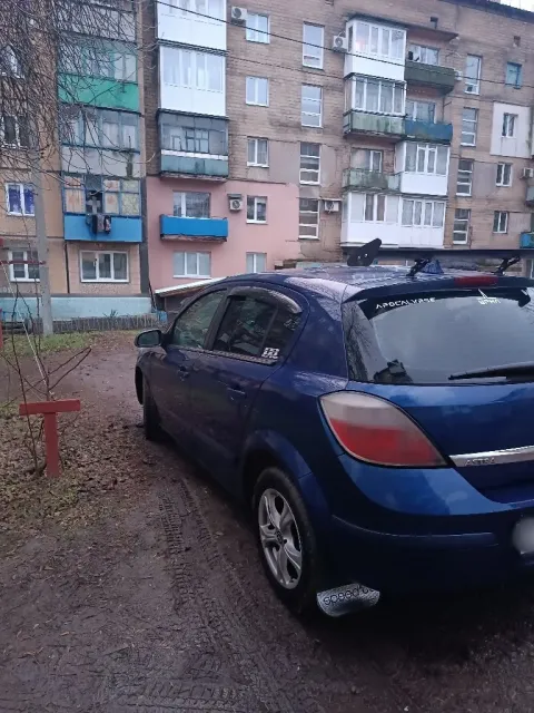 Опель астра н 2004 год. в отличном состоянии не считая пару косяков, двигатель 1.6 работает отлично,... - фотография