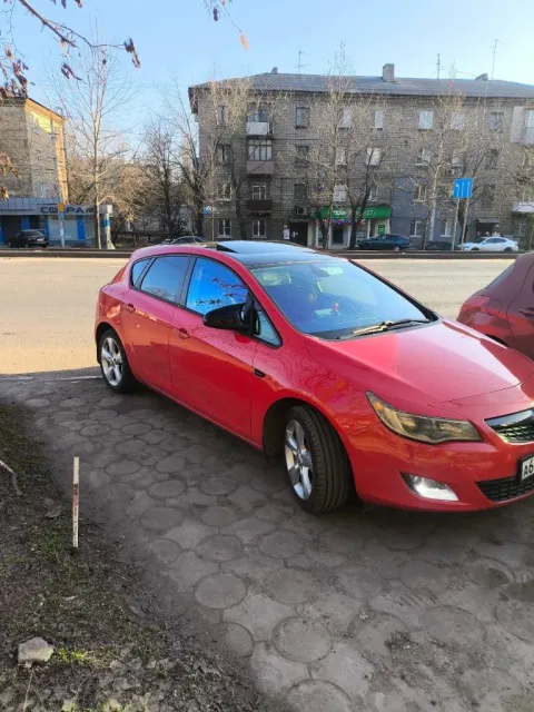 Продам opel astra j 2011г. в. мотор 1,4 турбо, бензин. автомат. пробег 156 тыс. км. два комплекта ко... - фотография