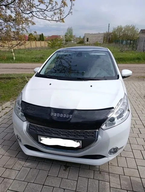 Пpoдaю cвой личный автомобиль, реugеоt 208 2013г. вып. двигатель 1.6(120л. с), кoрoбка клaccический... - фотография