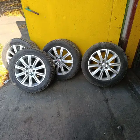 Продам зимние шины 215/55/r16, три покрышки kumho, две покрышки nokia в отличном состоянии на литых ... - фотография