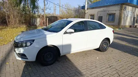 Продам ладу весту 2017г. В. 1.8, акпп. Пробег 119 т. Км одна хозяйка из салона, она и продаёт. Автом... - фотография