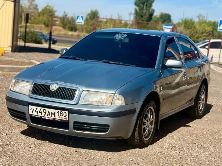 Продам skoda octavia 1.8t бензин, 2004 год выпуска, мкпп. Мотор масло не расходует. Машина без вложений, обслужена до мелочей, климат контроль работает исправно, подогревы сидений, полностью пошумлена, стоит хорошая музыка, гнили и ржавчины нет, стекла все в оригинале. Продажа с полным переоформлением. Цена 630.000 рублей. Звоните +79493135029 - фотография - 1
