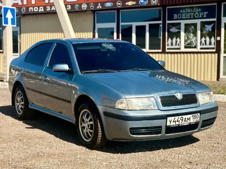 Продам skoda octavia 1.8t бензин, 2004 год выпуска, мкпп. Мотор масло не расходует. Машина без вложений, обслужена до мелочей, климат контроль работает исправно, подогревы сидений, полностью пошумлена, стоит хорошая музыка, гнили и ржавчины нет, стекла все в оригинале. Продажа с полным переоформлением. Цена 630.000 рублей. Звоните +79493135029 - фотография - 2
