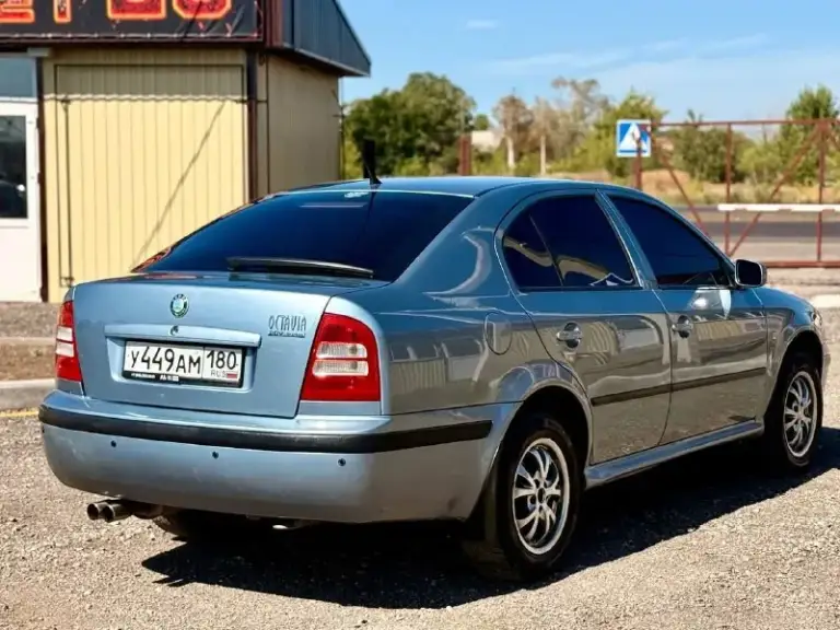 Продам skoda octavia 1.8t бензин, 2004 год выпуска, мкпп. Мотор масло не расходует. Машина без вложений, обслужена до мелочей, климат контроль работает исправно, подогревы сидений, полностью пошумлена, стоит хорошая музыка, гнили и ржавчины нет, стекла все в оригинале. Продажа с полным переоформлением. Цена 630.000 рублей. Звоните +79493135029 - фотография - 4