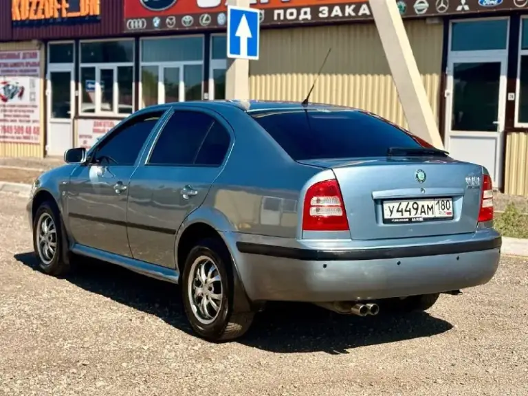 Продам skoda octavia 1.8t бензин, 2004 год выпуска, мкпп. Мотор масло не расходует. Машина без вложений, обслужена до мелочей, климат контроль работает исправно, подогревы сидений, полностью пошумлена, стоит хорошая музыка, гнили и ржавчины нет, стекла все в оригинале. Продажа с полным переоформлением. Цена 630.000 рублей. Звоните +79493135029 - фотография - 5