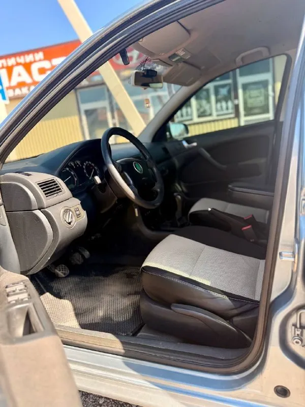 Продам skoda octavia 1.8t бензин, 2004 год выпуска, мкпп. Мотор масло не расходует. Машина без вложений, обслужена до мелочей, климат контроль работает исправно, подогревы сидений, полностью пошумлена, стоит хорошая музыка, гнили и ржавчины нет, стекла все в оригинале. Продажа с полным переоформлением. Цена 630.000 рублей. Звоните +79493135029 - фотография - 7