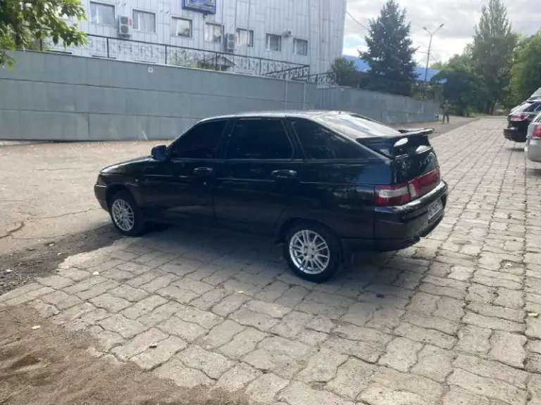 Продам ваз 2112 г 2007 состоянии вложений не требует мотор 1,6 16 клапанный не дымит не троит масло от замены до замены не расходует коробка не выбивает включается без хруста по кузову коррозии дыр нету кузов целый 100% на фото видно ходовке нареканий нету комплектация сигналка с автозапуском рабочий четыре стеклоподъемника музыка let лампы противотуманках и у фарах по документам полный порядок любое переоформление цена 285 торг у капота осмотр донецк остальные вопросы по телефону +79496285667 telegram - фотография - 2