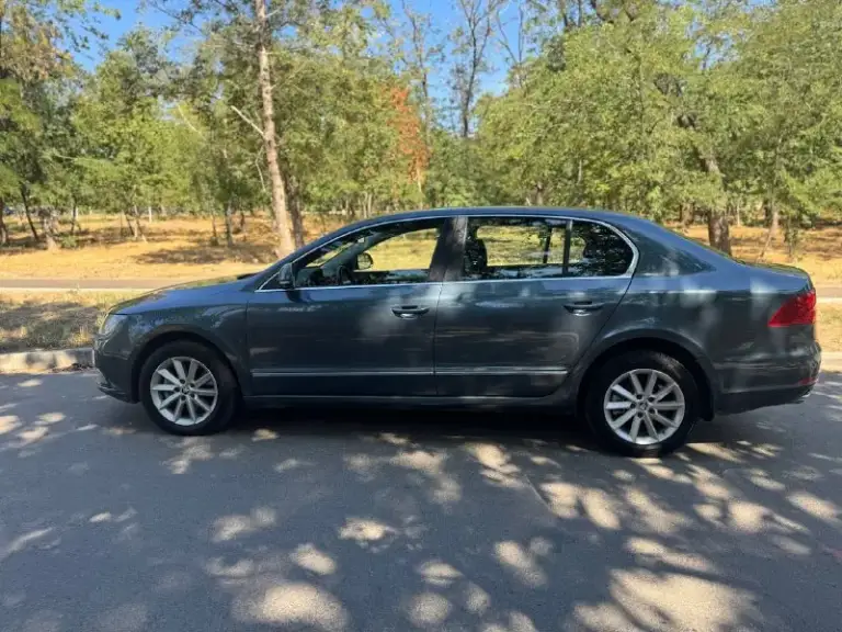 Skoda superb
Шкода суперб
2013Года
Рестайлинг
178Тыс-пробег (💯родной!)
Мотор 1.8 турбо бензин
Коробка-автомат
1 Собственник
Автотека зеленая🍀
Без дтп

Кузов в очень хорошем состоянии. 🚘
Ходовая вся техника в идеале
Коробка работает как положено без нареканий.
Двигатель не троит не дымит течей нет.
Салон целый не прокурен
Дно пороги без дыр не гнилые
Вообщем достойный автомобиль!
Климат-контроль (кондиционер)❄️
Круиз-контроль
Мульти руль
Датчик света ✨
Датчик дождя 🌧️
И многое другое для комфортного управления автомобилем.

В комплекте: сервисная книга 📗
Два комплекта ключей. 🔑🔑
Так-же на руках все заказ наряды о обслуживании автомобиля за долгие годы владения. 📑📑📑
Любые ваши проверки приветствуется 🕵️‍♂️👍
Г мариуполь
Цена 1.150🍋торг
Тел:+79498419761 - фотография - 7