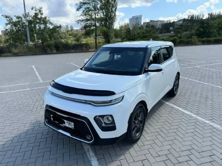 Kia soul iii 2021 г. В.
Двигатель 1,6 мощностью 123 л. С. Коробка классический 6 ступенчатый автомат.
Пробег 128000 км.
Комплектация luхе, двухзонный климат-контроль, подогрев передних сидений и руля, abs, esp, система помощи при торможении, 9 подушек безопастности, диодные фары, bluetooth, usb, поддержка android auto и carplay, датчики давления в шинах, датчик света, обогрев форсунок стеклоомывателей, обогревом зеркал и электрорегулировка зеркал, диски 17 дюймов.
Автомобиль в отличном состоянии, пройдено большое то.
Один владелец, комплект зимней резины.

Любой вид оформления.
Цена 1 499 000.

+79494183901 - фотография - 1