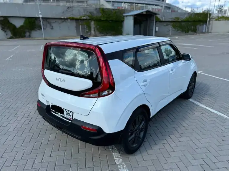 Kia soul iii 2021 г. В.
Двигатель 1,6 мощностью 123 л. С. Коробка классический 6 ступенчатый автомат.
Пробег 128000 км.
Комплектация luхе, двухзонный климат-контроль, подогрев передних сидений и руля, abs, esp, система помощи при торможении, 9 подушек безопастности, диодные фары, bluetooth, usb, поддержка android auto и carplay, датчики давления в шинах, датчик света, обогрев форсунок стеклоомывателей, обогревом зеркал и электрорегулировка зеркал, диски 17 дюймов.
Автомобиль в отличном состоянии, пройдено большое то.
Один владелец, комплект зимней резины.

Любой вид оформления.
Цена 1 499 000.

+79494183901 - фотография - 6