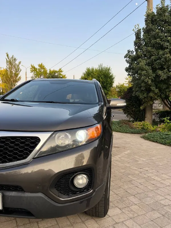 Kia sorento xm полный привод
2,4 Бензин 2011г 233000 пробег.
Продаю свой автомобиль. По факту и по документам. Продаю в связи с покупкой нового автомобиля. Все что надо, делалось вовремя и использовалась хорошие запчасти. Недавно поменяли по переду все пыльники и тяги.
Мотор и коробка работают без нареканий. По кузову практически весь в родном окрасе , без дтп. Все стекла и детали заводские. Салон и пластик в хорошем состоянии. Новый аккумулятор, новые свечки, заменил прокладку клапанной крышки, новая гофра. Установлена хорошая сигнализация с автозапуском. Два комплекта ключей, сервисная книжка, зимняя резина. Замена масла каждые 7000 км.
Круиз-контроль,
Мульти руль,
Подогревы сидений
2-Х зонный климат
Парктроник, авто складывание зеркал.
Датчик дождя,
Авто свет, кнопка старт/стоп
Помощь при спуске с наклонной поверхности
Цена 1395000 осмотр по договоренности. Номера оставлю себе. Машина эксплуатируется каждый день. +79495540408 - фотография - 1