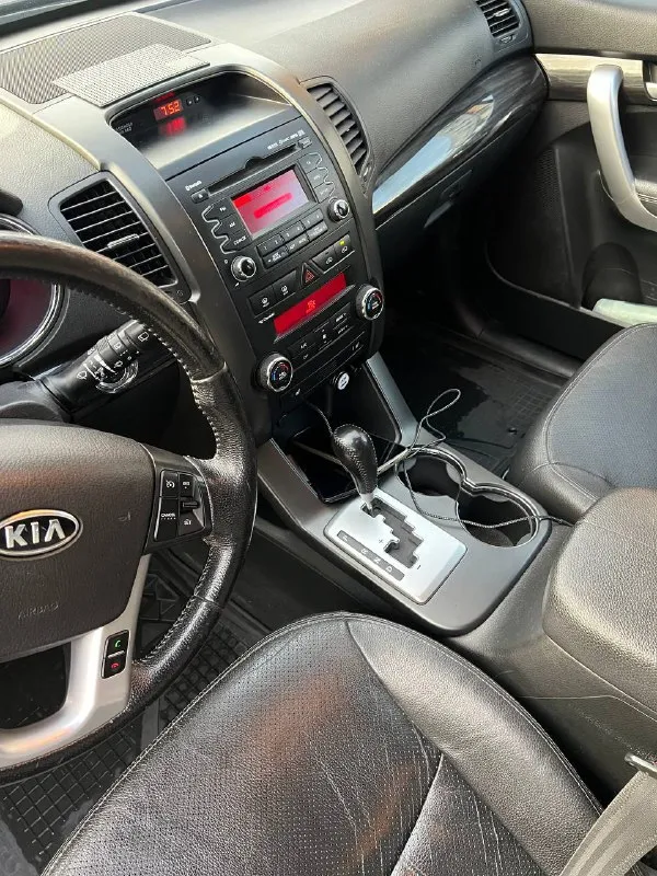 Kia sorento xm полный привод
2,4 Бензин 2011г 233000 пробег.
Продаю свой автомобиль. По факту и по документам. Продаю в связи с покупкой нового автомобиля. Все что надо, делалось вовремя и использовалась хорошие запчасти. Недавно поменяли по переду все пыльники и тяги.
Мотор и коробка работают без нареканий. По кузову практически весь в родном окрасе , без дтп. Все стекла и детали заводские. Салон и пластик в хорошем состоянии. Новый аккумулятор, новые свечки, заменил прокладку клапанной крышки, новая гофра. Установлена хорошая сигнализация с автозапуском. Два комплекта ключей, сервисная книжка, зимняя резина. Замена масла каждые 7000 км.
Круиз-контроль,
Мульти руль,
Подогревы сидений
2-Х зонный климат
Парктроник, авто складывание зеркал.
Датчик дождя,
Авто свет, кнопка старт/стоп
Помощь при спуске с наклонной поверхности
Цена 1395000 осмотр по договоренности. Номера оставлю себе. Машина эксплуатируется каждый день. +79495540408 - фотография - 10
