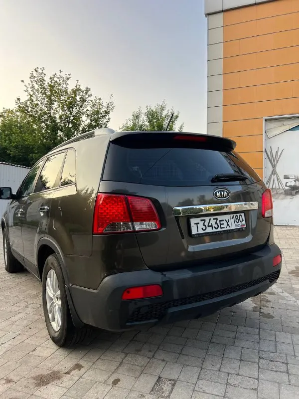 Kia sorento xm полный привод
2,4 Бензин 2011г 233000 пробег.
Продаю свой автомобиль. По факту и по документам. Продаю в связи с покупкой нового автомобиля. Все что надо, делалось вовремя и использовалась хорошие запчасти. Недавно поменяли по переду все пыльники и тяги.
Мотор и коробка работают без нареканий. По кузову практически весь в родном окрасе , без дтп. Все стекла и детали заводские. Салон и пластик в хорошем состоянии. Новый аккумулятор, новые свечки, заменил прокладку клапанной крышки, новая гофра. Установлена хорошая сигнализация с автозапуском. Два комплекта ключей, сервисная книжка, зимняя резина. Замена масла каждые 7000 км.
Круиз-контроль,
Мульти руль,
Подогревы сидений
2-Х зонный климат
Парктроник, авто складывание зеркал.
Датчик дождя,
Авто свет, кнопка старт/стоп
Помощь при спуске с наклонной поверхности
Цена 1395000 осмотр по договоренности. Номера оставлю себе. Машина эксплуатируется каждый день. +79495540408 - фотография - 2