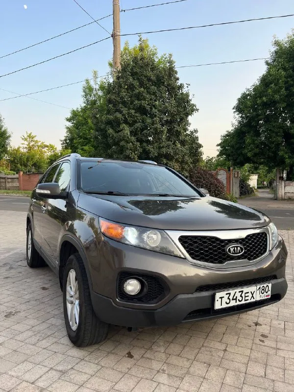Kia sorento xm полный привод
2,4 Бензин 2011г 233000 пробег.
Продаю свой автомобиль. По факту и по документам. Продаю в связи с покупкой нового автомобиля. Все что надо, делалось вовремя и использовалась хорошие запчасти. Недавно поменяли по переду все пыльники и тяги.
Мотор и коробка работают без нареканий. По кузову практически весь в родном окрасе , без дтп. Все стекла и детали заводские. Салон и пластик в хорошем состоянии. Новый аккумулятор, новые свечки, заменил прокладку клапанной крышки, новая гофра. Установлена хорошая сигнализация с автозапуском. Два комплекта ключей, сервисная книжка, зимняя резина. Замена масла каждые 7000 км.
Круиз-контроль,
Мульти руль,
Подогревы сидений
2-Х зонный климат
Парктроник, авто складывание зеркал.
Датчик дождя,
Авто свет, кнопка старт/стоп
Помощь при спуске с наклонной поверхности
Цена 1395000 осмотр по договоренности. Номера оставлю себе. Машина эксплуатируется каждый день. +79495540408 - фотография - 3