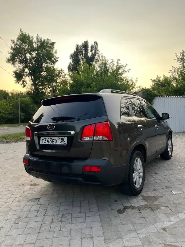 Kia sorento xm полный привод
2,4 Бензин 2011г 233000 пробег.
Продаю свой автомобиль. По факту и по документам. Продаю в связи с покупкой нового автомобиля. Все что надо, делалось вовремя и использовалась хорошие запчасти. Недавно поменяли по переду все пыльники и тяги.
Мотор и коробка работают без нареканий. По кузову практически весь в родном окрасе , без дтп. Все стекла и детали заводские. Салон и пластик в хорошем состоянии. Новый аккумулятор, новые свечки, заменил прокладку клапанной крышки, новая гофра. Установлена хорошая сигнализация с автозапуском. Два комплекта ключей, сервисная книжка, зимняя резина. Замена масла каждые 7000 км.
Круиз-контроль,
Мульти руль,
Подогревы сидений
2-Х зонный климат
Парктроник, авто складывание зеркал.
Датчик дождя,
Авто свет, кнопка старт/стоп
Помощь при спуске с наклонной поверхности
Цена 1395000 осмотр по договоренности. Номера оставлю себе. Машина эксплуатируется каждый день. +79495540408 - фотография - 4