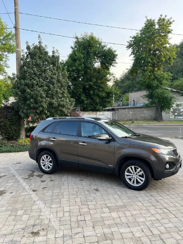 Kia sorento xm полный привод
2,4 Бензин 2011г 233000 пробег.
Продаю свой автомобиль. По факту и по документам. Продаю в связи с покупкой нового автомобиля. Все что надо, делалось вовремя и использовалась хорошие запчасти. Недавно поменяли по переду все пыльники и тяги.
Мотор и коробка работают без нареканий. По кузову практически весь в родном окрасе , без дтп. Все стекла и детали заводские. Салон и пластик в хорошем состоянии. Новый аккумулятор, новые свечки, заменил прокладку клапанной крышки, новая гофра. Установлена хорошая сигнализация с автозапуском. Два комплекта ключей, сервисная книжка, зимняя резина. Замена масла каждые 7000 км.
Круиз-контроль,
Мульти руль,
Подогревы сидений
2-Х зонный климат
Парктроник, авто складывание зеркал.
Датчик дождя,
Авто свет, кнопка старт/стоп
Помощь при спуске с наклонной поверхности
Цена 1395000 осмотр по договоренности. Номера оставлю себе. Машина эксплуатируется каждый день. +79495540408 - фотография - 5