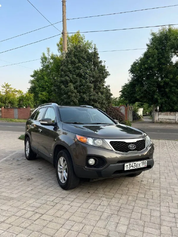 Kia sorento xm полный привод
2,4 Бензин 2011г 233000 пробег.
Продаю свой автомобиль. По факту и по документам. Продаю в связи с покупкой нового автомобиля. Все что надо, делалось вовремя и использовалась хорошие запчасти. Недавно поменяли по переду все пыльники и тяги.
Мотор и коробка работают без нареканий. По кузову практически весь в родном окрасе , без дтп. Все стекла и детали заводские. Салон и пластик в хорошем состоянии. Новый аккумулятор, новые свечки, заменил прокладку клапанной крышки, новая гофра. Установлена хорошая сигнализация с автозапуском. Два комплекта ключей, сервисная книжка, зимняя резина. Замена масла каждые 7000 км.
Круиз-контроль,
Мульти руль,
Подогревы сидений
2-Х зонный климат
Парктроник, авто складывание зеркал.
Датчик дождя,
Авто свет, кнопка старт/стоп
Помощь при спуске с наклонной поверхности
Цена 1395000 осмотр по договоренности. Номера оставлю себе. Машина эксплуатируется каждый день. +79495540408 - фотография - 7