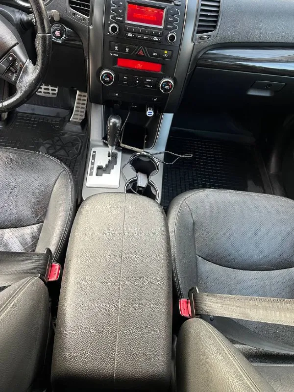 Kia sorento xm полный привод
2,4 Бензин 2011г 233000 пробег.
Продаю свой автомобиль. По факту и по документам. Продаю в связи с покупкой нового автомобиля. Все что надо, делалось вовремя и использовалась хорошие запчасти. Недавно поменяли по переду все пыльники и тяги.
Мотор и коробка работают без нареканий. По кузову практически весь в родном окрасе , без дтп. Все стекла и детали заводские. Салон и пластик в хорошем состоянии. Новый аккумулятор, новые свечки, заменил прокладку клапанной крышки, новая гофра. Установлена хорошая сигнализация с автозапуском. Два комплекта ключей, сервисная книжка, зимняя резина. Замена масла каждые 7000 км.
Круиз-контроль,
Мульти руль,
Подогревы сидений
2-Х зонный климат
Парктроник, авто складывание зеркал.
Датчик дождя,
Авто свет, кнопка старт/стоп
Помощь при спуске с наклонной поверхности
Цена 1395000 осмотр по договоренности. Номера оставлю себе. Машина эксплуатируется каждый день. +79495540408 - фотография - 9