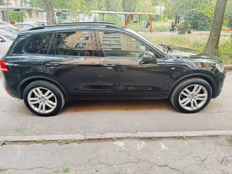 Продам volkswagen touareg с лучшим в линейке мотором объемом 4.2. В котором нечего не подтекает, не троит, не пердит. Скорость набирает как ракета🚀 акпп 8 ступенчатый, не пинает, не подтекает. По ходовой части и кузову на 5. Музыка просто закачатся. Расход у автомобиля от 9 до 14 литров в зависимости как ехать. Данный автомобиль имеет шикарный вид, он не убиваемый, и очень резвый. Комплектация самый жир. За машину не стыдно. Резина летняя новая. Цена за данный авто вижу 2 100 000 + конечно торг возле капота. Донецк, киевский район. +79499450500 (тг если связь не проходит)
📞 Звоните: +7(949)9450500 - фотография - 3