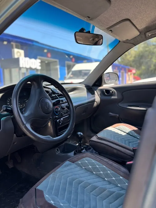 Продам daewoo sens
Марка: daewoo ( украинской сборки)
Модель: sens
Год: 2009
Пробег: 209000
Объем двигателя: 1.3
Топливо: бензин
Кпп: механика
Цвет: темно зелёный
Описание: продам daewoo sens 2009 г. В. Не такси
Двигатель, коробка работает исправно ( чистили меняли масло и перебрали не исправные детали в коробке прошлым летом).
Ходовая в порядке ( был совершен ремонт в марте всей ходовой кроме ручника стоек передних и задних).
Дно пороги стаканы целые не гнилая.
Новый генератор
Новый радиатор
Хороший аккумулятор (год аккумулятору)
Летняя резина (износ 60%), зимнюю резину на шипах отдам в подарок с дисками.
Центрального замка нет.
Стоит магнитола.
Стоит очень хороший свет
Стоит метан( вписан в тех. Паспорт)
Поменяна вся выхлопная система
По машине много что делалось.
По документам чистая, только переоформление.
Продажа от хозяина, машиной владею 4 года.
Территориально луганск
Цена: 200 000
+79591743603 Владислав
📞 Звоните: +7(959)1743603 - фотография - 3