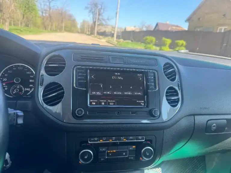 Volkswagen tiguan 1.4 amt 2014. 176000км 1.5млн оригинальный птс, два ключа. Внешне и технически автомобиль в отличном состоянии!!! Документы по обслуживанию имеются. Пробег настоящий 176 тыс. Км. Настоящий. Двигатель и коробка в отличном состоянии, по подвеске без стуков. 6 ступеней автомат. Двигатель без стуков и задиров, коробка без пинков. По базам и по факту машина без дтп, все детали кузова родные, в комплектации автомобиля присутствует климат контроль магнитола, подлокотник, обогрев передних сидений, обогрев и складывание зеркал, обогрев заднего стекла, противотуманные фары, омыватели фар, все электростеклоаодьемники, парктроник, ,электронный ручник, литые диски, два комплекта резины. Заменены колодки. Тормозная жидкость. Масла в в двигателе и коробке автотека зеленая. Донецк +79494296893 в телеграмме скину больше фоток. На сайте не добавляет почему то
📞 Звоните: +7(949)4296893 - фотография - 4