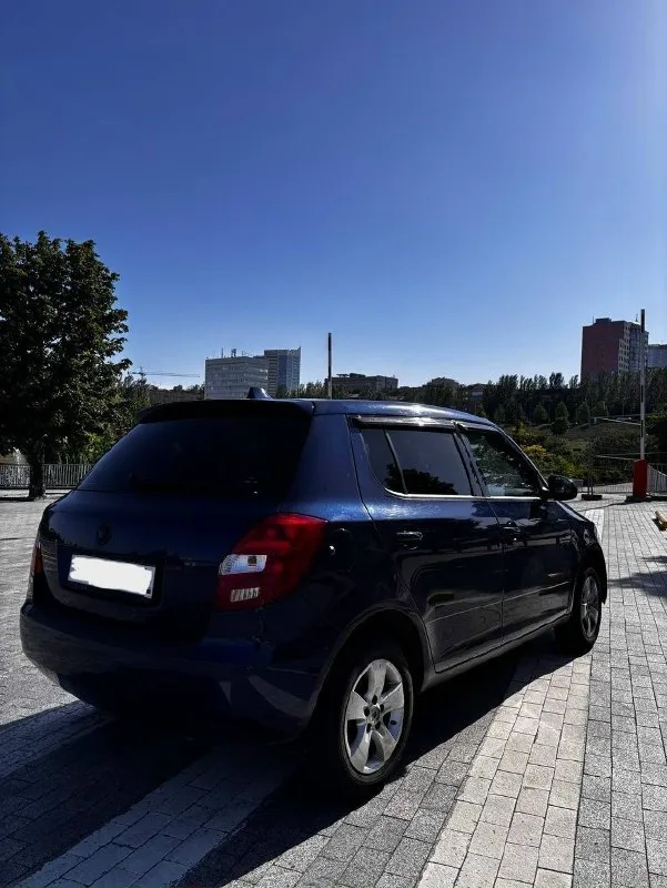 Продаю skoda fabia ii, 2008 г. В. Двигатель 1.4🎼 пробег: 228 000 км бензин, механика, передний привод надёжный и экономичный городской автомобиль. Всё обслужено, никаких вложений не требует — сел и поехал. 🔧 свежие расходники и новые свечи, недавно проведено то ⚙️ двигатель и коробка работают отлично 🛞 подвеска в порядке, ничего не стучит 🚗 кузов без серьёзных повреждений, для своего возраста в хорошем состоянии 🧼 чистый, ухоженный салон, не прокурен оснащение: ✔ кондиционер ✔ электростеклоподъёмники ✔ обогрев заднего стекла ✔ центральный замок ✔ гидроусилитель руля расход топлива по городу: 6–7 л/100 км документы в порядке, авто не на учете готов к переоформлению хороший вариант для повседневной езды — надёжный и недорогой в обслуживании. 💰 цена: 465 000 торг у капота +79495964810
📞 Звоните: +7(949)5964810 - фотография - 3