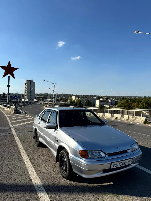 Продам личный автомобиль ваз 2115 2008 года выпуска. Двигатель: 1.6, 8 кл. , инжектор. Автомобилем владею 2 года, и за эти 2 года, я проделал не мало работ с данным агрегатом. Обработан пол и днище, сделана виброизоляция пола (4 мм), установлен новый ковролин, новые коврики «eva». По автозвуку установлена магнитола «kenwood», 2 динамика «pioneer» в передних дверях, 2 овала 6x9 «jbl» в задней полке (устанавливал новую заднюю акустическую полку с не плохой фанеры, звучание хорошее). На авто установлены «гранта» зеркала с механической регулировкой и повторителем, на крыльях вместо поворотников «se-ешки»; парктроники задние в количестве 4-х штук (работают грамотно, с нашим плотным потоком в городе шикарно помогают при парковке); новое лобовое стекло с новой уплотнительной резинкой.
По технической составляющей были проделаны следующие работы:
Двигатель: замена вкладышей коренных шатунных; шатунных подшипников, вкладышей стандарт; коренных вкладышей стандарт; масленого насоса
📞 Звоните: +7(959)1826373 - фотография - 1