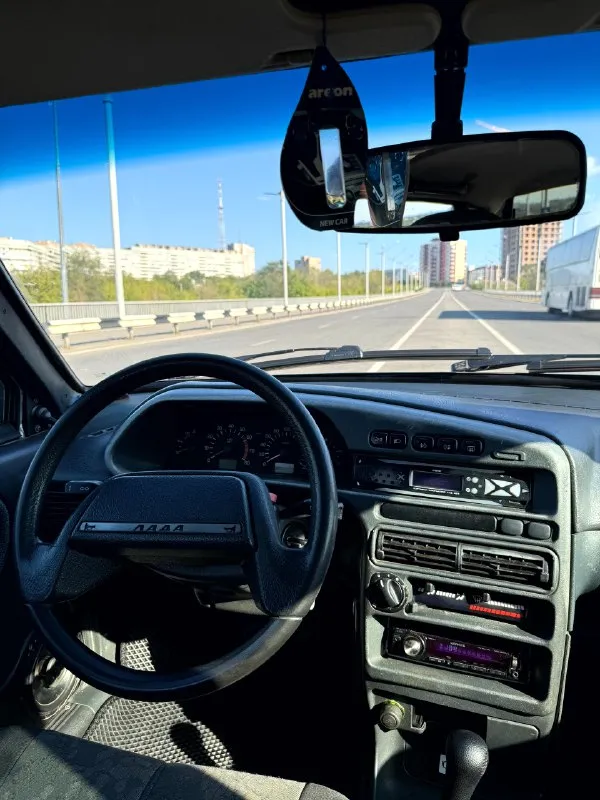 Продам личный автомобиль ваз 2115 2008 года выпуска. Двигатель: 1.6, 8 кл. , инжектор. Автомобилем владею 2 года, и за эти 2 года, я проделал не мало работ с данным агрегатом. Обработан пол и днище, сделана виброизоляция пола (4 мм), установлен новый ковролин, новые коврики «eva». По автозвуку установлена магнитола «kenwood», 2 динамика «pioneer» в передних дверях, 2 овала 6x9 «jbl» в задней полке (устанавливал новую заднюю акустическую полку с не плохой фанеры, звучание хорошее). На авто установлены «гранта» зеркала с механической регулировкой и повторителем, на крыльях вместо поворотников «se-ешки»; парктроники задние в количестве 4-х штук (работают грамотно, с нашим плотным потоком в городе шикарно помогают при парковке); новое лобовое стекло с новой уплотнительной резинкой.
По технической составляющей были проделаны следующие работы:
Двигатель: замена вкладышей коренных шатунных; шатунных подшипников, вкладышей стандарт; коренных вкладышей стандарт; масленого насоса
📞 Звоните: +7(959)1826373 - фотография - 7