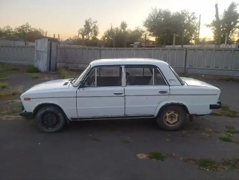 Ваз 21063 1990 года выпуска, на ходу, стоит газ евро 2, двигатель работает хорошо не стучит и не троит, мост не гудит, кпп не выбивает, состоянии кузова видно на фото, по электрике поворотники печка дворники свет работают, не работают стопы, по документам укр и временный днр, продажа по техпаспорту (станет на рф учёт 5 лет) цена 63 тысячи рублей, находится донецк кировский район, остальные вопросы по телефону +79494692948
📞 Звоните: +7(949)4692948 - фотография - 2