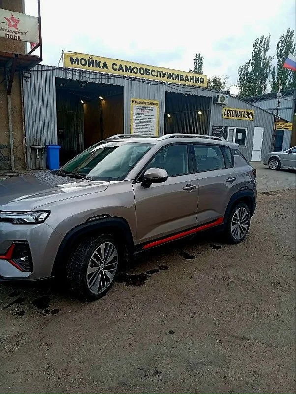 Продам changan cs35 plus в новом состоянии. Пробег 11т. , или обменяю на газель 4х метровую с вашей доплатой. Причина продажи - нужен грузовой автомобиль. По машине: -двигатель: 1,4-литровый бензиновый турбомотор мощностью 150 л. С. -трансмиссия: 7-ступенчатая роботизированная коробка передач (dct) с двойным «мокрым» сцеплением. -привод: передний. Комплектация: безопасность: системы abs, esp, электронный распределитель тормозных усилий (ebd), фронтальные подушки безопасности и крепления isofix. Комфорт: климат-контроль, многофункциональный руль с кожаной отделкой, сенсорный мультимедийный экран с поддержкой apple carplay и android auto. Зимние опции: обогрев передних сидений, стёкол и зеркал. Расширенные технологии: адаптивный круиз-контроль, система предупреждения о риске столкновения (fcw), автоматическое экстренное торможение (aeb), датчик дождя и контроль слепых зон. Дополнительный комфорт: панорамная крыша с электроприводом, подогрев задних сидений, электрорегулиров
📞 Звоните: +7(949)3714230 - фотография - 3