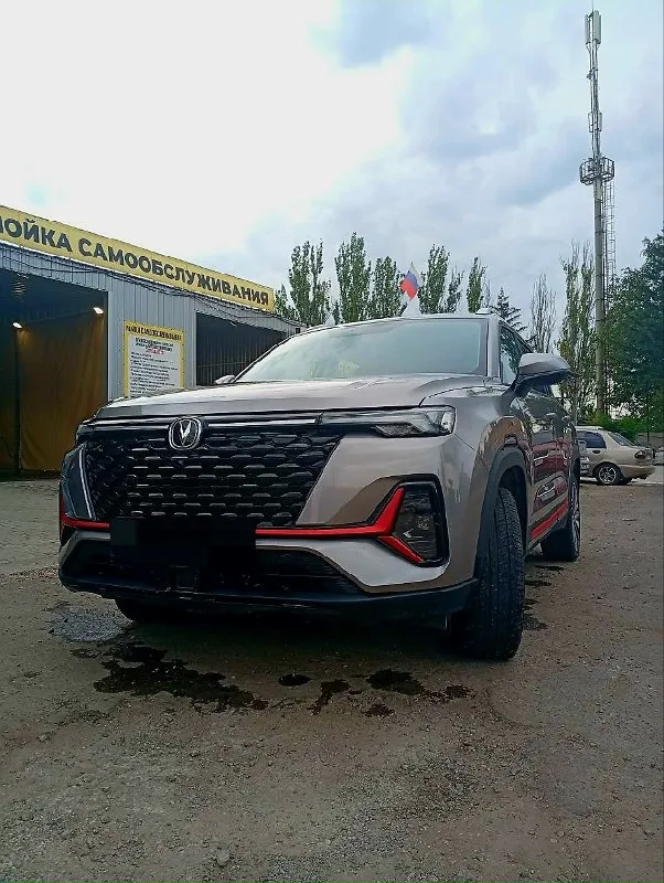 Продам changan cs35 plus в новом состоянии. Пробег 11т. , или обменяю на газель 4х метровую с вашей доплатой. Причина продажи - нужен грузовой автомобиль. По машине: -двигатель: 1,4-литровый бензиновый турбомотор мощностью 150 л. С. -трансмиссия: 7-ступенчатая роботизированная коробка передач (dct) с двойным «мокрым» сцеплением. -привод: передний. Комплектация: безопасность: системы abs, esp, электронный распределитель тормозных усилий (ebd), фронтальные подушки безопасности и крепления isofix. Комфорт: климат-контроль, многофункциональный руль с кожаной отделкой, сенсорный мультимедийный экран с поддержкой apple carplay и android auto. Зимние опции: обогрев передних сидений, стёкол и зеркал. Расширенные технологии: адаптивный круиз-контроль, система предупреждения о риске столкновения (fcw), автоматическое экстренное торможение (aeb), датчик дождя и контроль слепых зон. Дополнительный комфорт: панорамная крыша с электроприводом, подогрев задних сидений, электрорегулиров
📞 Звоните: +7(949)3714230 - фотография - 5