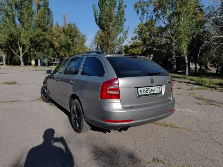 Skoda octavia a5 combi (универсал) автомобиль 2008 года выпуска, чешская сборка. Пробег 346 000 километров. Двигатель 1.9 tdi, bxe (105 лс). Коробка механическая. Крайне ресурсное сочетание силовых агрегатов. Автомобиль в отличном техническом состоянии, обслужено всё, что только возможно и на лучших компонентах. Подвеска, тормозные диски с перфорацией brembo, новая рулевая рейка с эур оригинал, новый акб, чистка тнвд, новый компрессор кондиционера и очень-очень много всего, расскажу по телефону или при встречи, т. К. За время владения сделал много чего, расписывать долго. Турбину также проверяли, она в отличном состоянии, машина на свои 105 лошадиных сил едет очень хорошо. По комплектации, есть подогревы сидений, четыре эсп, омыватели фар, круиз-контроль, abs, esp, электронная блокировка дифференциала и помощь при подъёме в гору (блок abs стоит максимальный, с возможностью доустановки пп). Два комплекта колес (лето и зима) на дисках. Птс оригинал, я собственник. С автом
📞 Звоните: +7(949)0891332 - фотография - 4