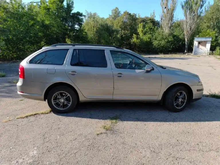 Skoda octavia a5 combi (универсал) автомобиль 2008 года выпуска, чешская сборка. Пробег 346 000 километров. Двигатель 1.9 tdi, bxe (105 лс). Коробка механическая. Крайне ресурсное сочетание силовых агрегатов. Автомобиль в отличном техническом состоянии, обслужено всё, что только возможно и на лучших компонентах. Подвеска, тормозные диски с перфорацией brembo, новая рулевая рейка с эур оригинал, новый акб, чистка тнвд, новый компрессор кондиционера и очень-очень много всего, расскажу по телефону или при встречи, т. К. За время владения сделал много чего, расписывать долго. Турбину также проверяли, она в отличном состоянии, машина на свои 105 лошадиных сил едет очень хорошо. По комплектации, есть подогревы сидений, четыре эсп, омыватели фар, круиз-контроль, abs, esp, электронная блокировка дифференциала и помощь при подъёме в гору (блок abs стоит максимальный, с возможностью доустановки пп). Два комплекта колес (лето и зима) на дисках. Птс оригинал, я собственник. С автом
📞 Звоните: +7(949)0891332 - фотография - 5