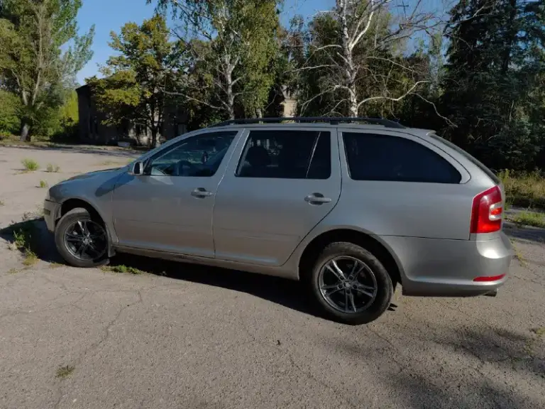 Skoda octavia a5 combi (универсал) автомобиль 2008 года выпуска, чешская сборка. Пробег 346 000 километров. Двигатель 1.9 tdi, bxe (105 лс). Коробка механическая. Крайне ресурсное сочетание силовых агрегатов. Автомобиль в отличном техническом состоянии, обслужено всё, что только возможно и на лучших компонентах. Подвеска, тормозные диски с перфорацией brembo, новая рулевая рейка с эур оригинал, новый акб, чистка тнвд, новый компрессор кондиционера и очень-очень много всего, расскажу по телефону или при встречи, т. К. За время владения сделал много чего, расписывать долго. Турбину также проверяли, она в отличном состоянии, машина на свои 105 лошадиных сил едет очень хорошо. По комплектации, есть подогревы сидений, четыре эсп, омыватели фар, круиз-контроль, abs, esp, электронная блокировка дифференциала и помощь при подъёме в гору (блок abs стоит максимальный, с возможностью доустановки пп). Два комплекта колес (лето и зима) на дисках. Птс оригинал, я собственник. С автом
📞 Звоните: +7(949)0891332 - фотография - 6