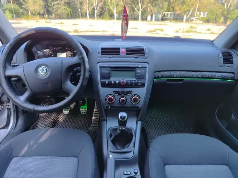 Skoda octavia a5 combi (универсал) автомобиль 2008 года выпуска, чешская сборка. Пробег 346 000 километров. Двигатель 1.9 tdi, bxe (105 лс). Коробка механическая. Крайне ресурсное сочетание силовых агрегатов. Автомобиль в отличном техническом состоянии, обслужено всё, что только возможно и на лучших компонентах. Подвеска, тормозные диски с перфорацией brembo, новая рулевая рейка с эур оригинал, новый акб, чистка тнвд, новый компрессор кондиционера и очень-очень много всего, расскажу по телефону или при встречи, т. К. За время владения сделал много чего, расписывать долго. Турбину также проверяли, она в отличном состоянии, машина на свои 105 лошадиных сил едет очень хорошо. По комплектации, есть подогревы сидений, четыре эсп, омыватели фар, круиз-контроль, abs, esp, электронная блокировка дифференциала и помощь при подъёме в гору (блок abs стоит максимальный, с возможностью доустановки пп). Два комплекта колес (лето и зима) на дисках. Птс оригинал, я собственник. С автом
📞 Звоните: +7(949)0891332 - фотография - 7