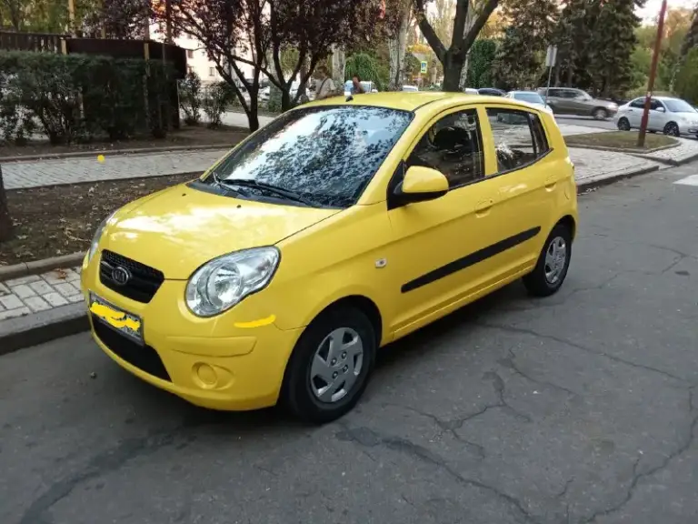 Продам kia picanto 1.0.  2009 г. В. 5 мт.
Яркий городской автомобиль, с минимальным расходом топлива и недорогим обслуживанием.
В отличном техническом состоянии.
Двс тянет на отлично, не дымит, работает ровно и тихо. Двигатель сухой, не мылся.
Кпп переключается без посторонних звуков.
На авто установлена сигнализация, обогрев заднего стекла, гидроусилитель руля. Корректор фар. Салон в хорошем состоянии, не прокурен, не затёрт. Остекление родное, все с завода, автомобиль не бился, соответственно геометрия на месте.
Цена 440 т. Р. Торг.
Тел. Для связи - +79495668647 - фотография - 1