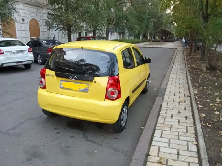 Продам kia picanto 1.0.  2009 г. В. 5 мт.
Яркий городской автомобиль, с минимальным расходом топлива и недорогим обслуживанием.
В отличном техническом состоянии.
Двс тянет на отлично, не дымит, работает ровно и тихо. Двигатель сухой, не мылся.
Кпп переключается без посторонних звуков.
На авто установлена сигнализация, обогрев заднего стекла, гидроусилитель руля. Корректор фар. Салон в хорошем состоянии, не прокурен, не затёрт. Остекление родное, все с завода, автомобиль не бился, соответственно геометрия на месте.
Цена 440 т. Р. Торг.
Тел. Для связи - +79495668647 - фотография - 3