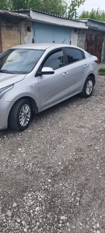 Продам машину kia rio iv 2019.пробег: 124.000т. Км. Двигатель 1.6, коробка механика, без вложений полностью обслужена, машина в хорошем состоянии, как внешне так и технически фото полностью соответствуют хозяин по птс. Кузов полностью в заводском окрасе, по комплектации:климат контроль, подогрев руля, передних сидений, зеркал, и заднего стекла, 4 стеклоподъёмника, мульти-руль, подушки безопасности, датчики давления шин, abs, esp, комплект зимних шин, новая летняя резина, любые проверки приветствуются. Цена: 1.225.000₽. Аргументированный торг у капота! Осмотр макеевка  тел+7949-824-08-68 - фотография - 3
