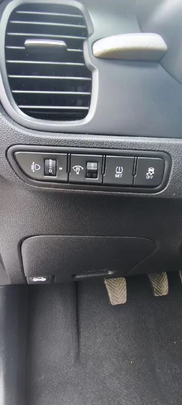 Продам машину kia rio iv 2019.пробег: 124.000т. Км. Двигатель 1.6, коробка механика, без вложений полностью обслужена, машина в хорошем состоянии, как внешне так и технически фото полностью соответствуют хозяин по птс. Кузов полностью в заводском окрасе, по комплектации:климат контроль, подогрев руля, передних сидений, зеркал, и заднего стекла, 4 стеклоподъёмника, мульти-руль, подушки безопасности, датчики давления шин, abs, esp, комплект зимних шин, новая летняя резина, любые проверки приветствуются. Цена: 1.225.000₽. Аргументированный торг у капота! Осмотр макеевка  тел+7949-824-08-68 - фотография - 5