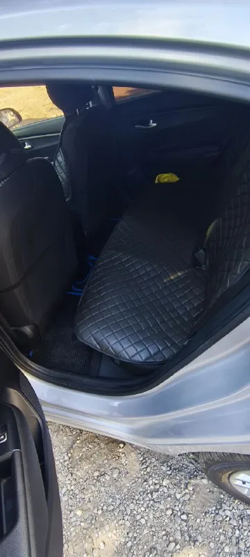 Продам машину kia rio iv 2019.пробег: 124.000т. Км. Двигатель 1.6, коробка механика, без вложений полностью обслужена, машина в хорошем состоянии, как внешне так и технически фото полностью соответствуют хозяин по птс. Кузов полностью в заводском окрасе, по комплектации:климат контроль, подогрев руля, передних сидений, зеркал, и заднего стекла, 4 стеклоподъёмника, мульти-руль, подушки безопасности, датчики давления шин, abs, esp, комплект зимних шин, новая летняя резина, любые проверки приветствуются. Цена: 1.225.000₽. Аргументированный торг у капота! Осмотр макеевка  тел+7949-824-08-68 - фотография - 7