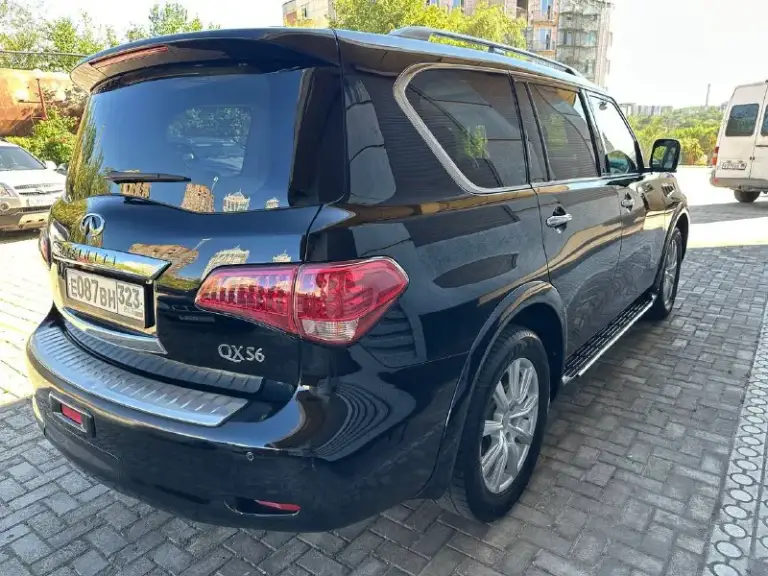 Infiniti qx56 2012 года — идеальное сочетание роскоши и надежности! Всего за 1 999 999₽ вы получаете автомобиль в безупречном состоянии с мощным 5,6-литровым бензиновым двигателем и автоматической коробкой передач. Пробег 230 000 км, два владельца, оригинальный птс, отсутствие дтп и страховых случаев. Родное остекление и всего один косметический окрас (низ двери).
Автомобиль полностью обслужен и не требует вложений: двигатель, акпп, подвеска — всё работает идеально. Богатая комплектация включает климат-контроль, круиз-контроль, память сидений, подогрев и вентиляцию, люк, мониторы для задних пассажиров, камеры 360°, бесключевой доступ, запуск двигателя кнопкой, би-ксеноновый свет с омывателем фар, третий ряд сидений с электроприводом и электронный багажник. Премиальная аудиосистема bose.
Уникальные доработки: вентилируемые тормоза и би-ксеноновые линзы для яркого света. Два ключа в комплекте. Езда на этом infiniti сравнима с яхтой на колёсах — невероятный комфорт и удовольствие за рулём.
Виталий +79493570671 +79614001041 г. Донецк. Таких ухоженных автомобилей осталось очень мало — не упустите шанс! - фотография - 5
