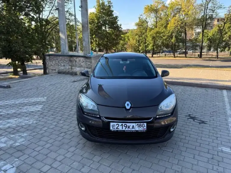 Продам рено меган 3 2013 год
1 Рестайлинг на механике, мотор 1.6 16 клапанный к4м. Машина в хорошем состоянии вся в родной краске. Мотор контрактный с пробегом 80тыс км, сцепление+выжимной новое, задние стойки новые, резина 2000 км лето новая+ зима шипы в отличном состоянии. Блины передние новые +колодки. Подегревы сидений,2 зоный климат контроль, датчик света, датчик дождя, аbc, esp. Доводчики  всех стекол. Машина хозяйская делалась для себя. С документами полный порядок любое переоформление!!!все остальные вопросы по телефону!!!цена 870 торг!!!
+79494143564 - фотография - 1