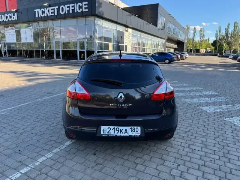 Продам рено меган 3 2013 год
1 Рестайлинг на механике, мотор 1.6 16 клапанный к4м. Машина в хорошем состоянии вся в родной краске. Мотор контрактный с пробегом 80тыс км, сцепление+выжимной новое, задние стойки новые, резина 2000 км лето новая+ зима шипы в отличном состоянии. Блины передние новые +колодки. Подегревы сидений,2 зоный климат контроль, датчик света, датчик дождя, аbc, esp. Доводчики  всех стекол. Машина хозяйская делалась для себя. С документами полный порядок любое переоформление!!!все остальные вопросы по телефону!!!цена 870 торг!!!
+79494143564 - фотография - 2