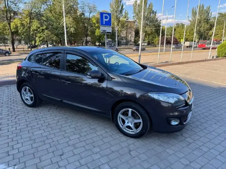 Продам рено меган 3 2013 год
1 Рестайлинг на механике, мотор 1.6 16 клапанный к4м. Машина в хорошем состоянии вся в родной краске. Мотор контрактный с пробегом 80тыс км, сцепление+выжимной новое, задние стойки новые, резина 2000 км лето новая+ зима шипы в отличном состоянии. Блины передние новые +колодки. Подегревы сидений,2 зоный климат контроль, датчик света, датчик дождя, аbc, esp. Доводчики  всех стекол. Машина хозяйская делалась для себя. С документами полный порядок любое переоформление!!!все остальные вопросы по телефону!!!цена 870 торг!!!
+79494143564 - фотография - 3