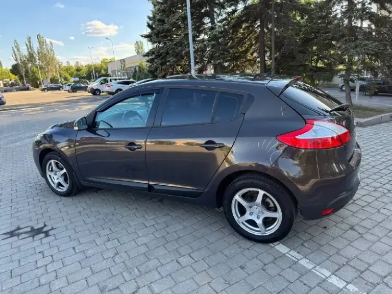 Продам рено меган 3 2013 год
1 Рестайлинг на механике, мотор 1.6 16 клапанный к4м. Машина в хорошем состоянии вся в родной краске. Мотор контрактный с пробегом 80тыс км, сцепление+выжимной новое, задние стойки новые, резина 2000 км лето новая+ зима шипы в отличном состоянии. Блины передние новые +колодки. Подегревы сидений,2 зоный климат контроль, датчик света, датчик дождя, аbc, esp. Доводчики  всех стекол. Машина хозяйская делалась для себя. С документами полный порядок любое переоформление!!!все остальные вопросы по телефону!!!цена 870 торг!!!
+79494143564 - фотография - 4
